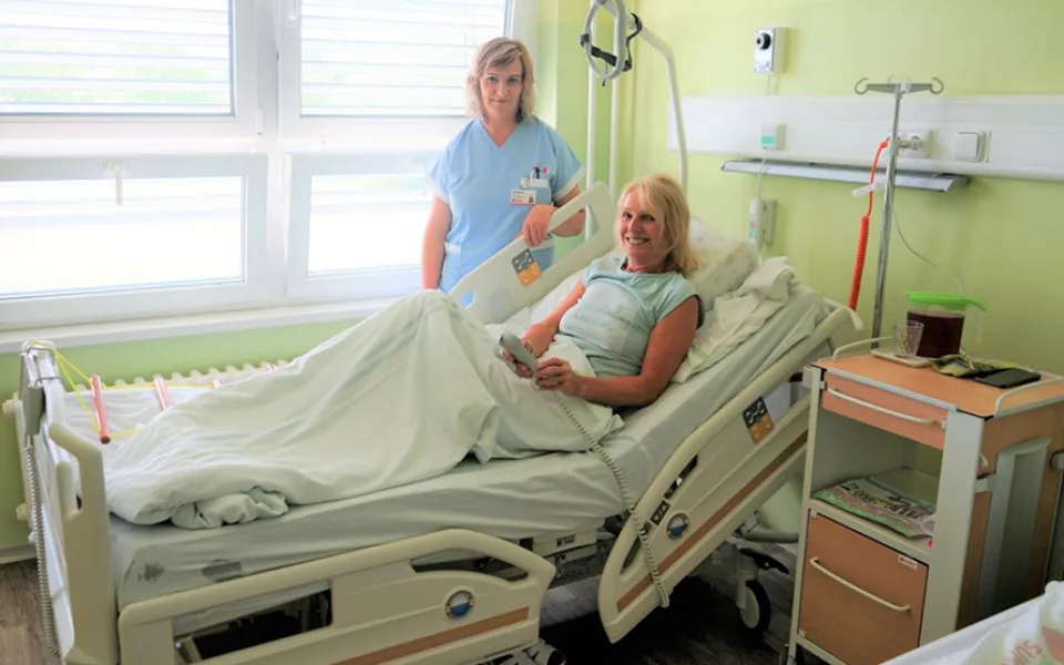 Nemocnice Šumperk pořídila desítky nových elektricky polohovatelných lůžek