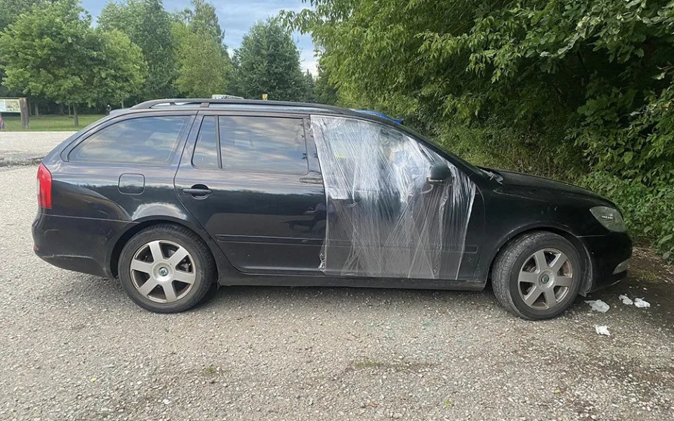 Jedno z poškozených vozidel na parkovišti u přírodního jezera Poděbrady nedaleko Olomouce