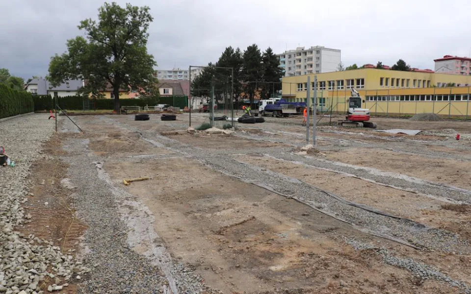 Na rekonstrukci areálu ZŠ Velká Dlážka se bude pracovat až do října