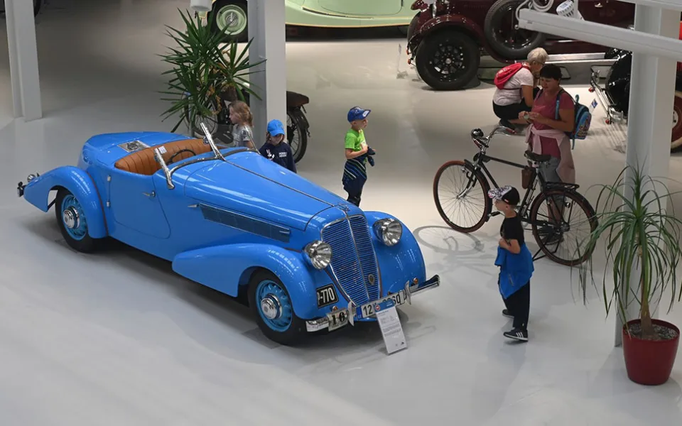 Olomoucké muzeum veteránů má ve sbírce nový kousek. Vozil se v něm Vlasta Burian