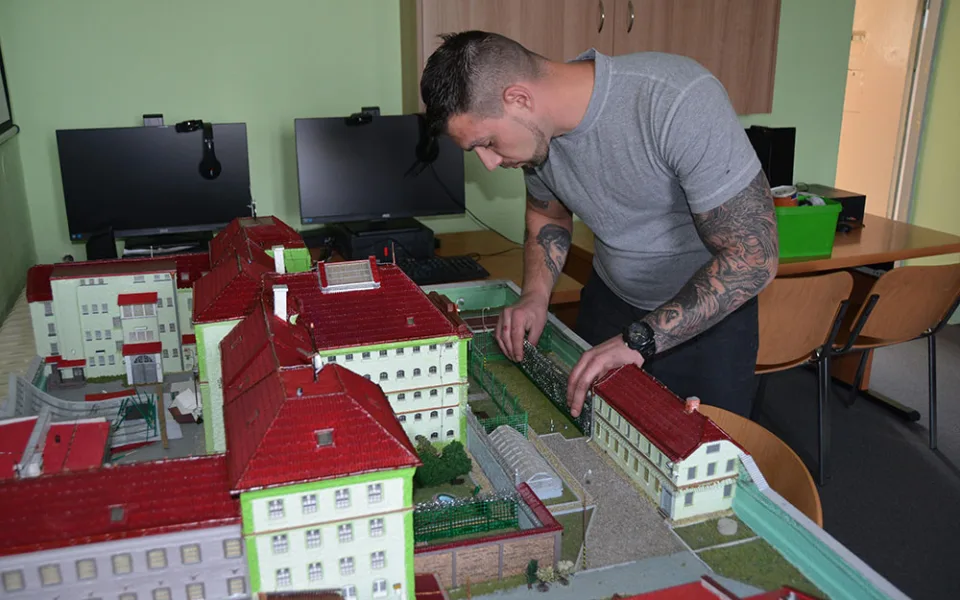 Odsouzený ve Vazební věznici Olomouc upravuje model areálu nápravného zařízení