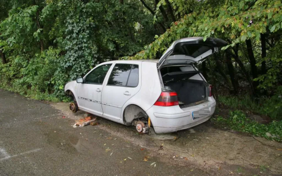 Zloději vybrakovali Golf zaparkovaný u zahrádkářské kolonie v Přerově. Auto zůstalo stát na cihlách