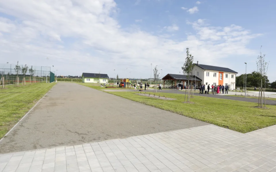 Nový víceúčelový areál v Dluhonicích nahradil staré hřiště, které ustoupilo stavbě dálnice D1 Přerov - Říkovice