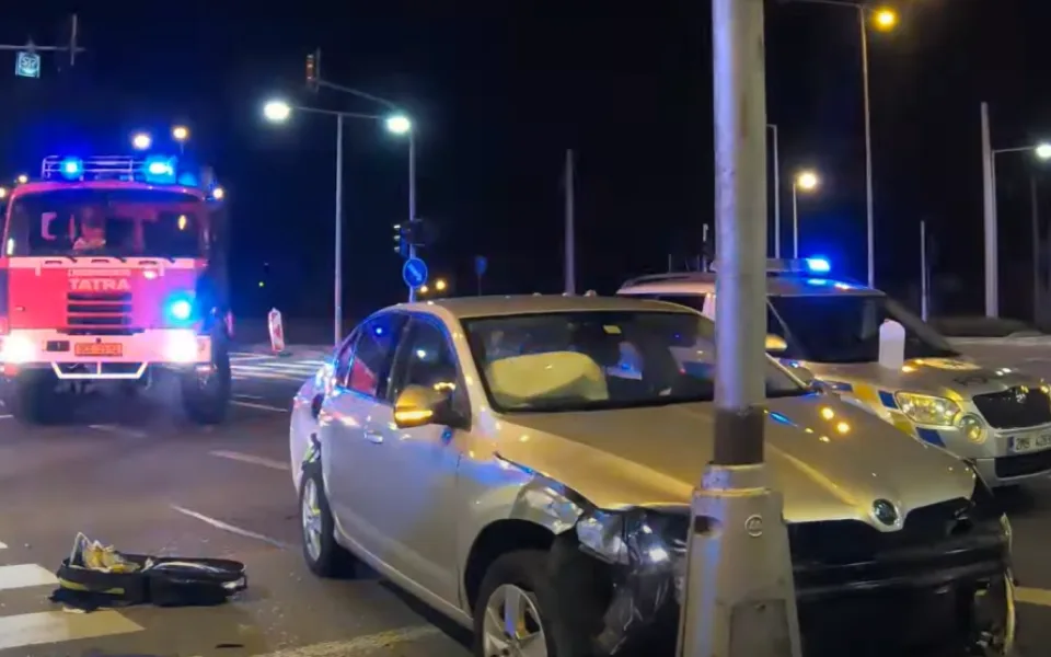 VIDEO: Olomoučtí policisté jeli k bitce, nakonec museli poskytovat první pomoc zraněným u nehody
