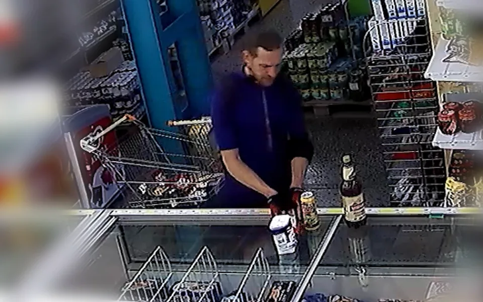 VIDEO: V souvislosti se ztracenou platební kartou policie pátrá po totožnosti neznámého muže
