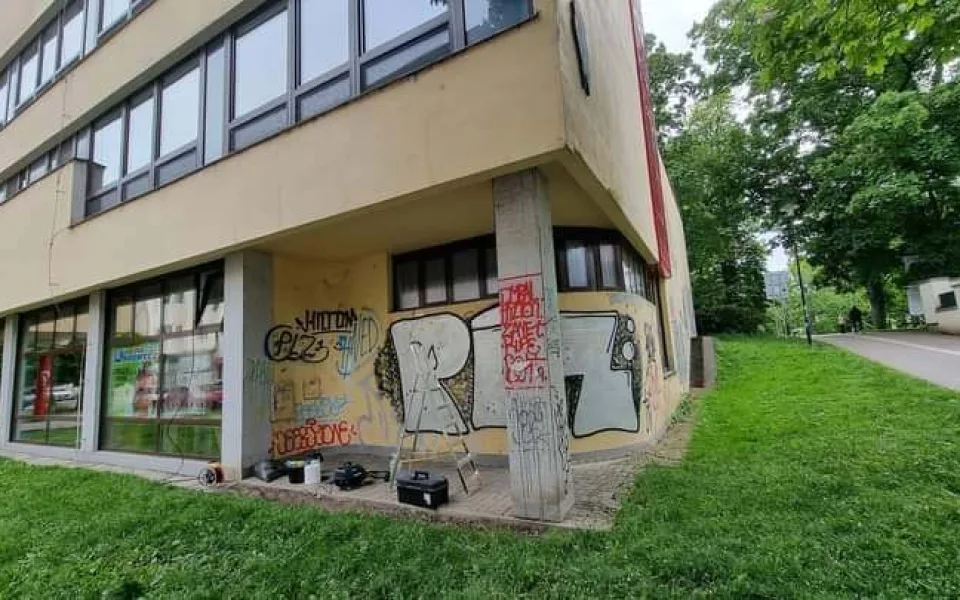 Přemalovává graffiti poničené zdi v Olomouci. Je to jenom na nás, míní Josef Kovář.