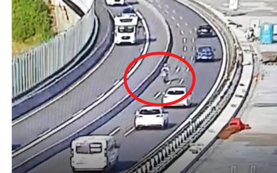 VIDEO: Motorkář jel po dálnici u Nemilan v protisměru a zavadil o jedno z aut. Policie hledá svědky