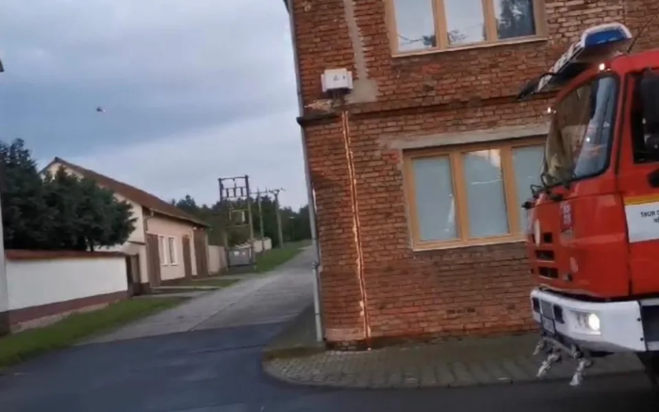 Policisté, hasiči a vrtulník několik hodin hledali u Pivína osmdesátiletého seniora. Ztratil se v polích