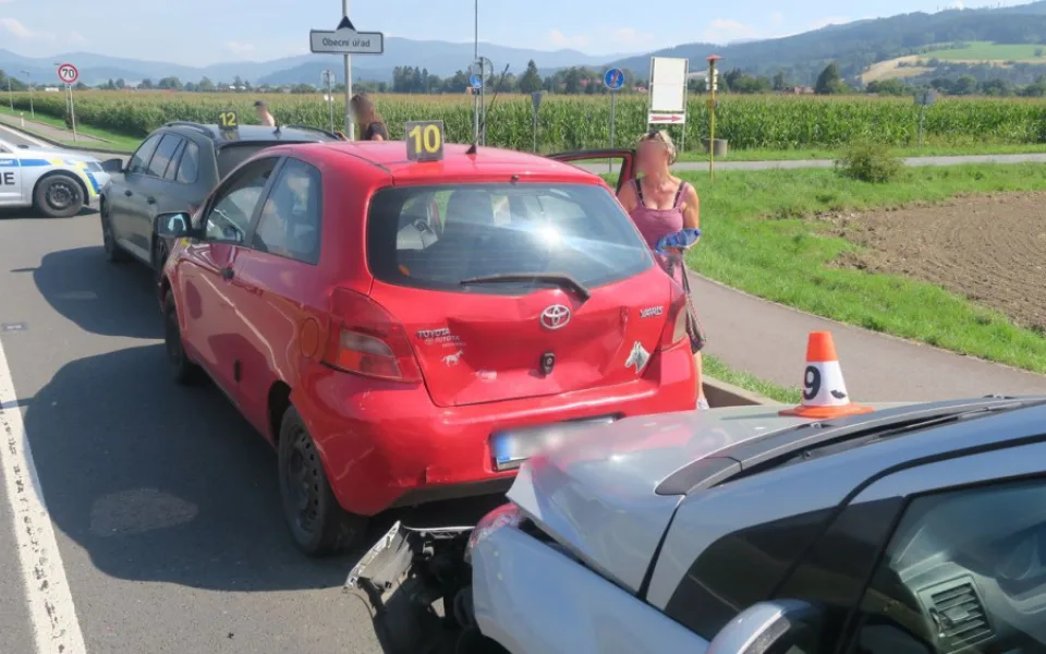 Řidič Volva způsobil v Rapotíně nehodu pěti aut a jedné motorky. Naštěstí to bylo bez zranění