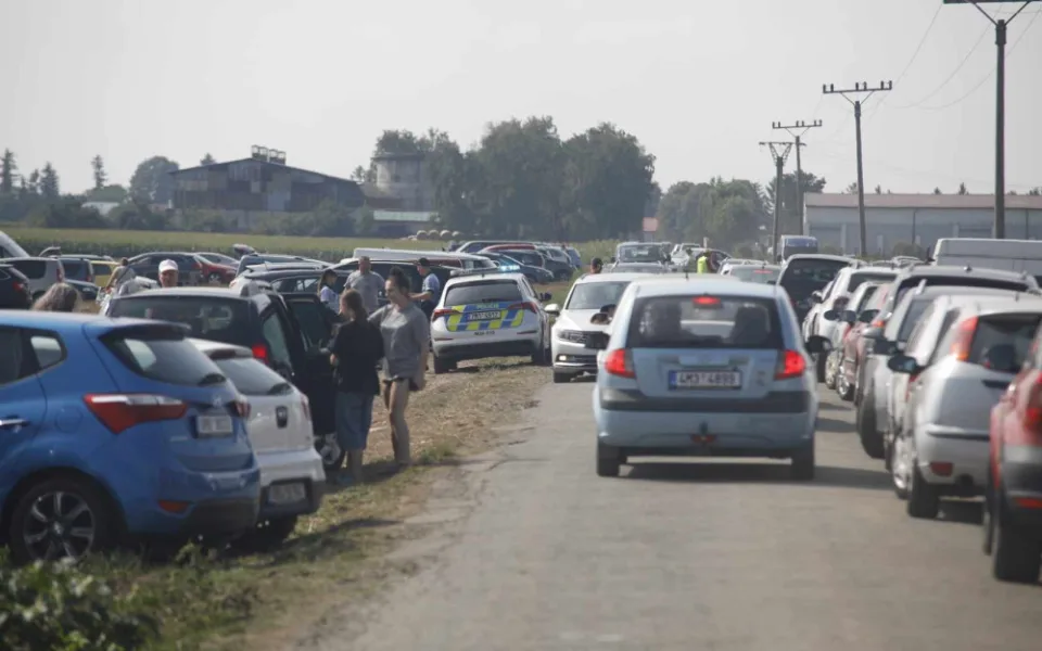 Kvůli samosběru zeleniny musela policie uzavřít silnici u Vojnic. Na pole přijelo několik set aut