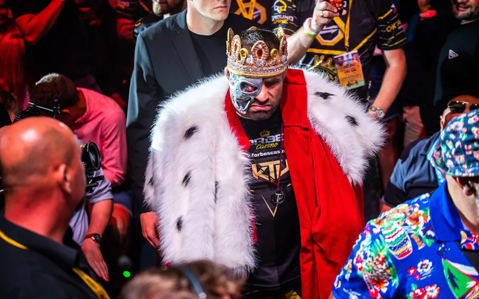 Karlos Vémola při předzápasovém nástupu