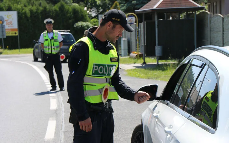 Pět set kontrol i služební pes v akci. Policisté se zaměřili na technoparty u Jeseníku
