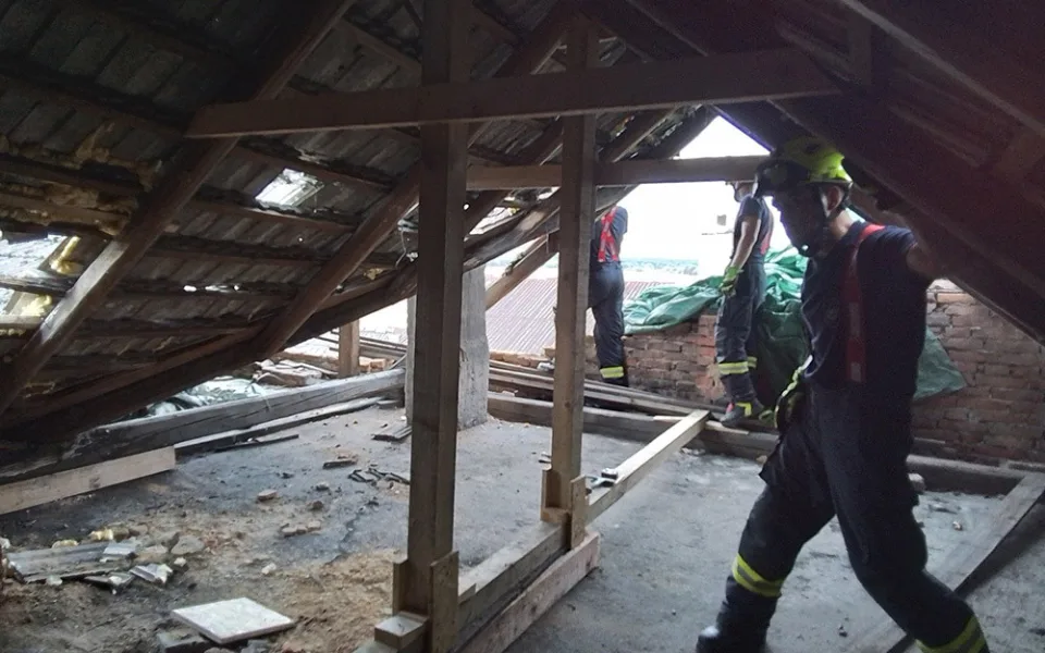 Po řádění živlů se na domě v Krčmani sesypala část zdi. Stavbu stabilizují hasiči