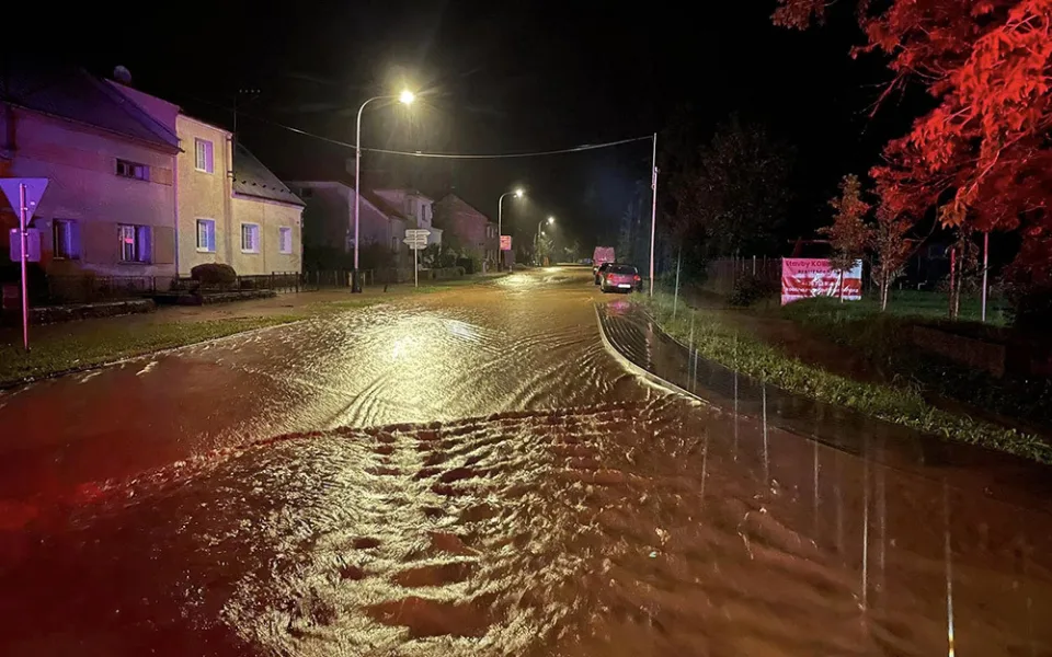 Voda z polí zalila sklepy ve dvou obcích u Olomouce. Hasiči zachraňovali i dodávku z podjezdu