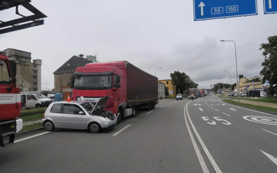 Kamion v Přerově před sebou hrnul malé auto desítky metrů, řidička musela do nemocnice