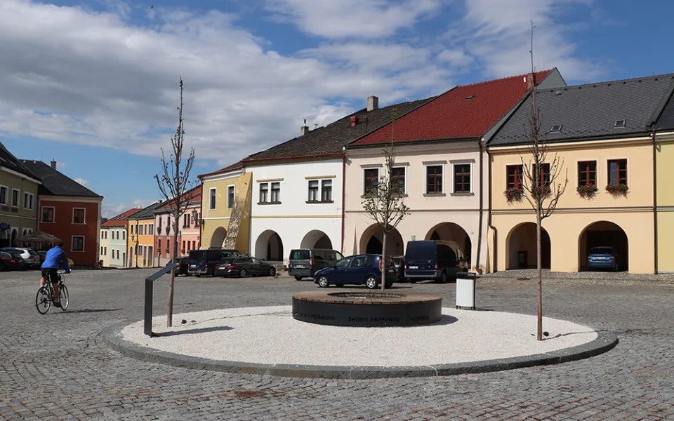 Po několika měsících od instalace reklamuje Přerov repliku studny na Horním náměstí