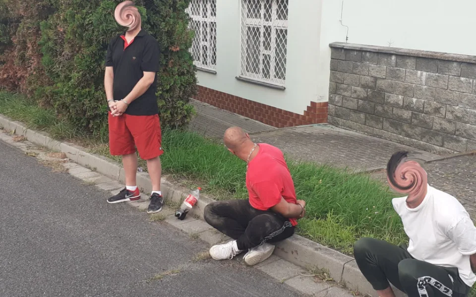 VIDEO: Pašerák drog na dálnici u Olomouce předstíral záchvat. Pak se snažil zničit pervitin a uprchnout