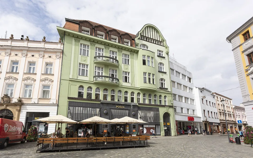 Budova s uzavřenou pobočkou České pošty na Horním náměstí v Olomouci