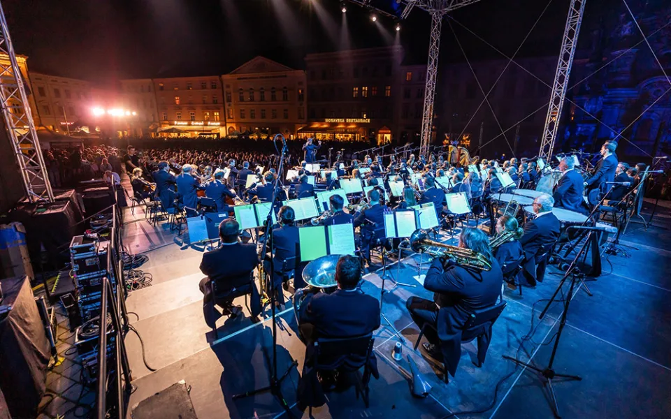 Moravská filharmonie při koncertu na Horním náměstí před budovami Moravského divadla a filharmonie - ilustrační foto