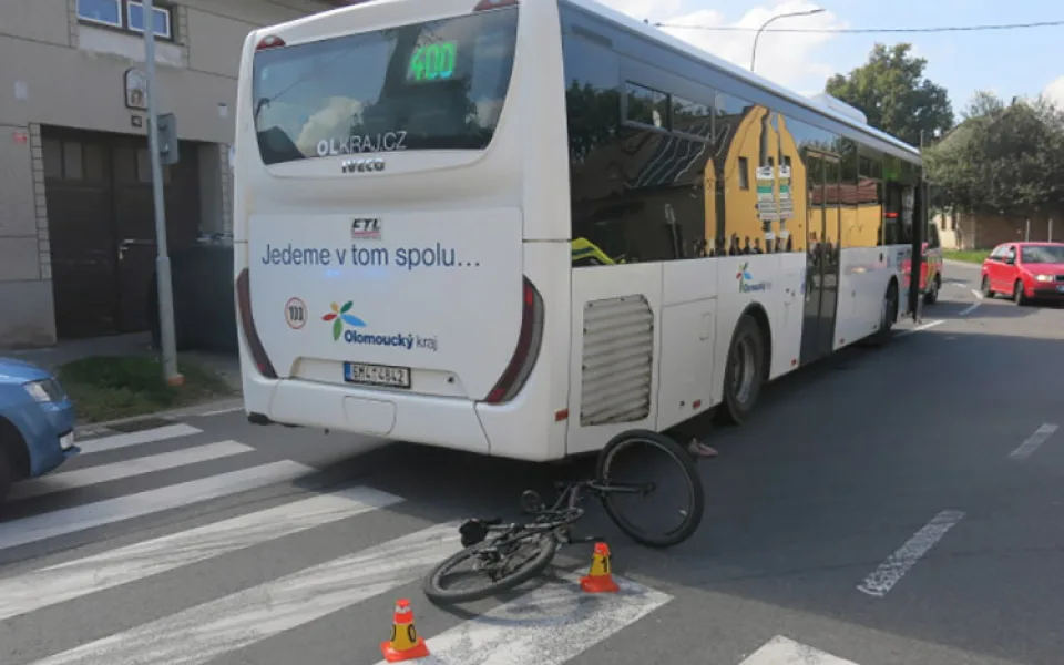 Devítiletá dívka na kole zatočila pod autobus, těžký vůz jí přejel nohu