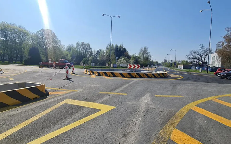 V plánované lokalitě přestavby  na okraji Přerova je nyní provizorní kruhový objezd
