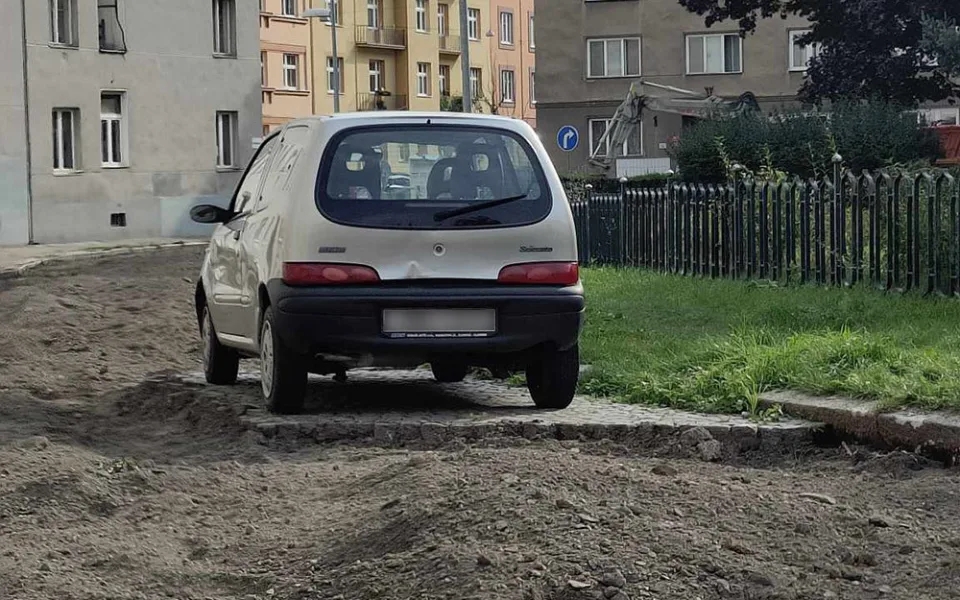 V zóně stavby se neparkuje. Malý Fiat na dlážděném ostrůvku pobavil Olomoučany