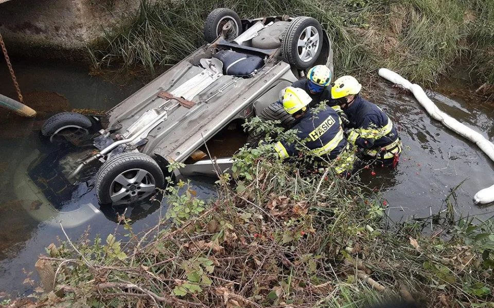 Senior z Olomoucka nechal vyzkoušet auto mladou dívku, z potoka je zachraňovali hasiči