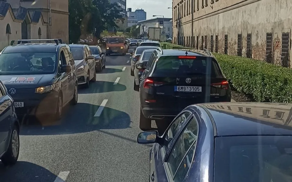 Zpoždění, kolony, ucpané ulice. Opravy v Olomouci byly nutné, celková uzavírka je rychlejší, vysvětlují silničáři
