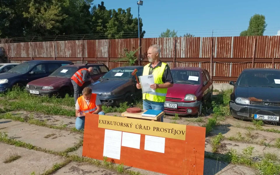 Je libo Opel Astra za dva tisíce pět set korun? Prostějov poprvé dražil vraky aut odtažených z ulic