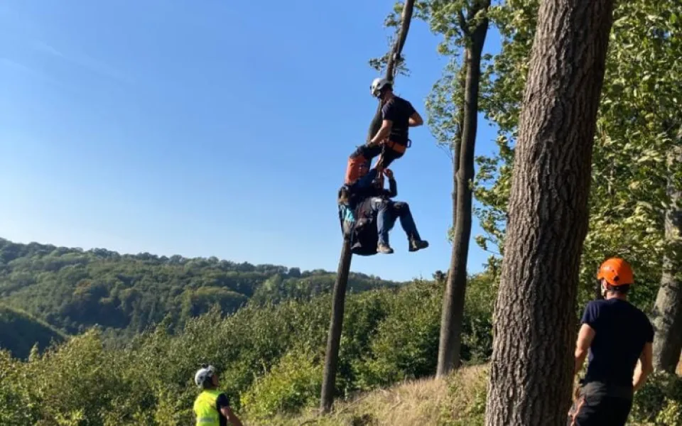 Hasiči dnes na Přerovsku zachraňovali dva paraglidisty z korun stromů. Vše se obešlo bez zranění