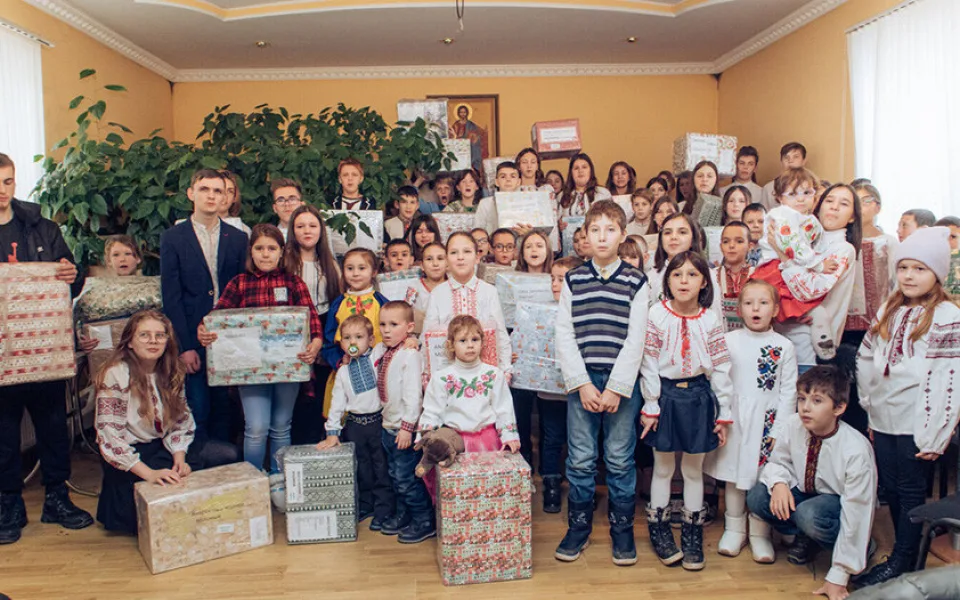 size4-16740576058137-124-deti-na-ukrajine-potesily-darky-z-charitativni-sbirky-predavani-komplikovaly-i-vypadky-elektriny