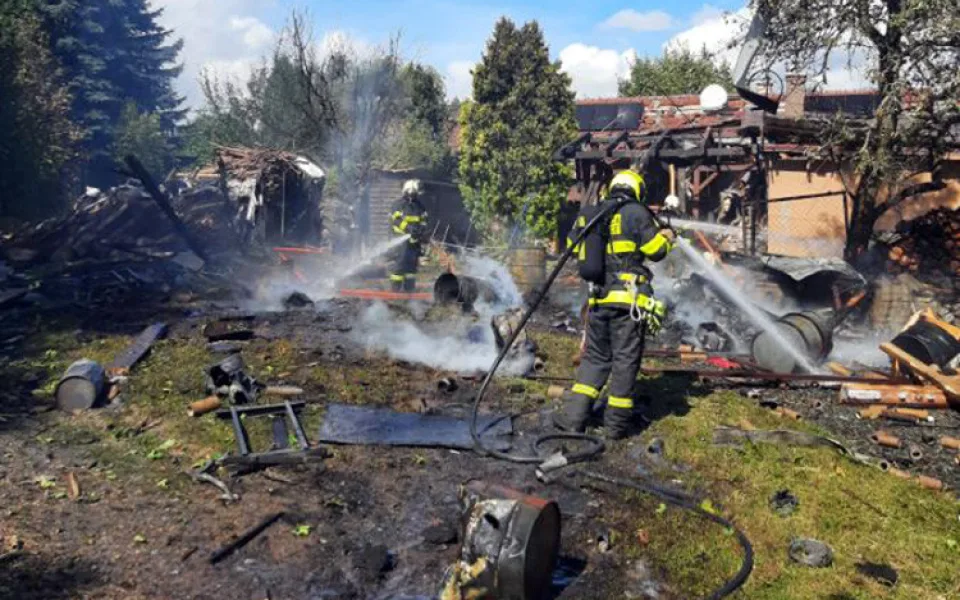 Po výbuchu prodejny se zábavní pyrotechnikou zasahovalo v Otinovsi 11 jednotek hasičů