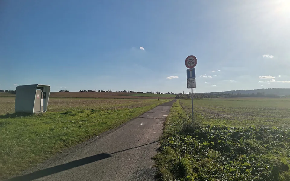 Polní cesta, po které pojedou autobusy během uzavírky Svatoplukovy ulice v Litovli