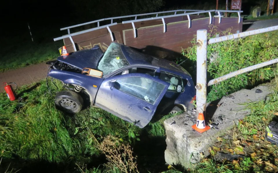 U Mohelnice opilý mladík nezvládl jízdu, zničil zábradlí na mostě a skončil v příkopu. Vůz je na odpis