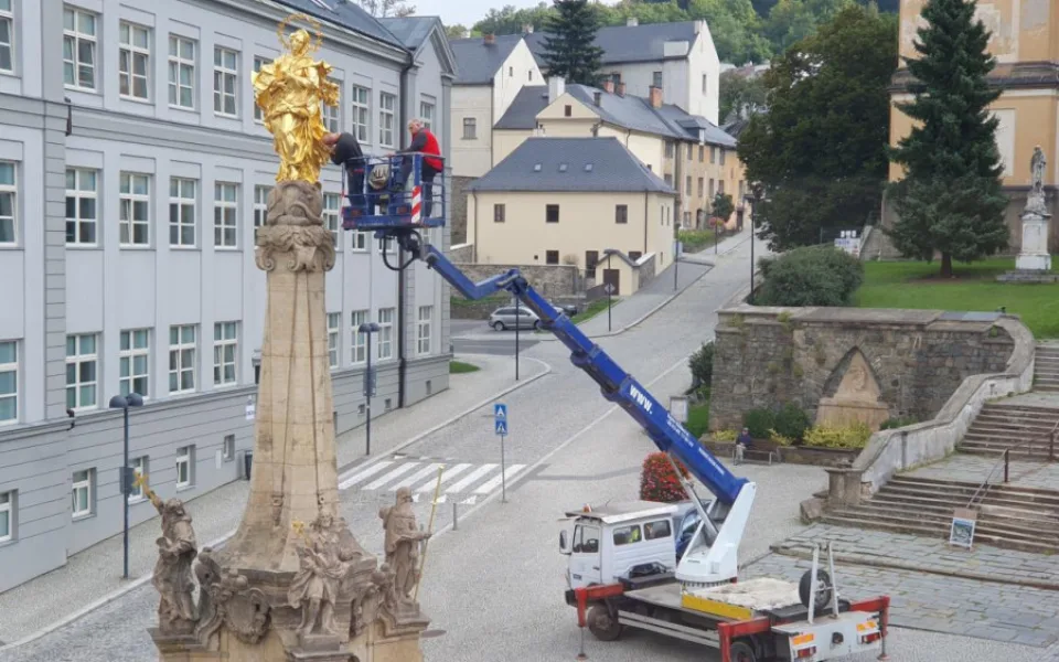 Restaurátor ve výšce šestnáct metrů opravil poškozenou sochu na Mariánském sloupu ve Šternberku