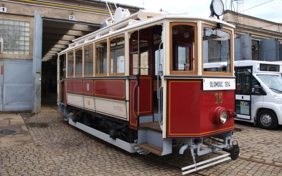 Do Olomouce se po 24 letech vrací historická tramvaj číslo 16. Stála v depozitáři Technického muzea v Brně