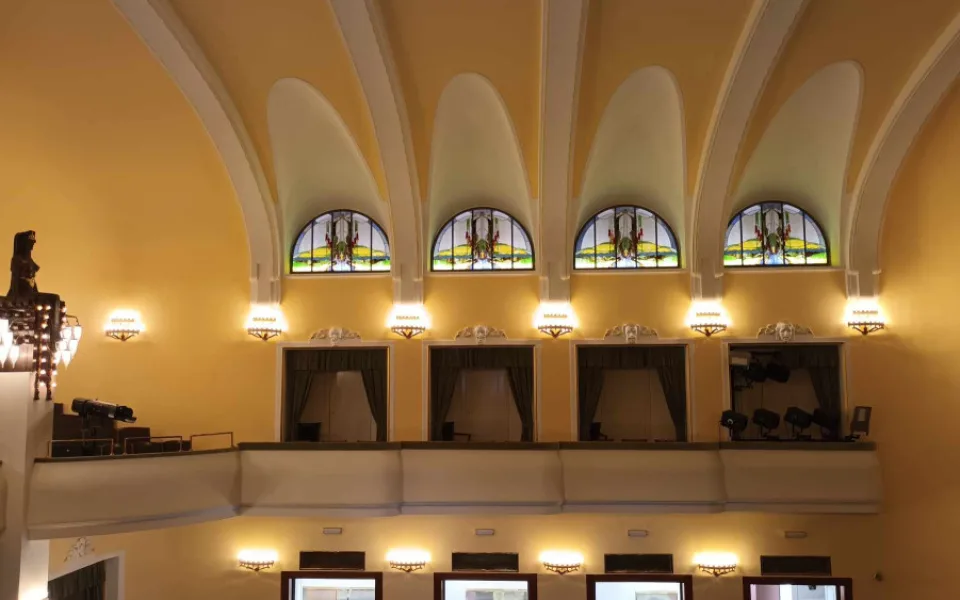 FOTOGALERIE: Secesní Národní dům v Prostějově už má všechny původní vitráže, které vytvořil architekt Kotěra