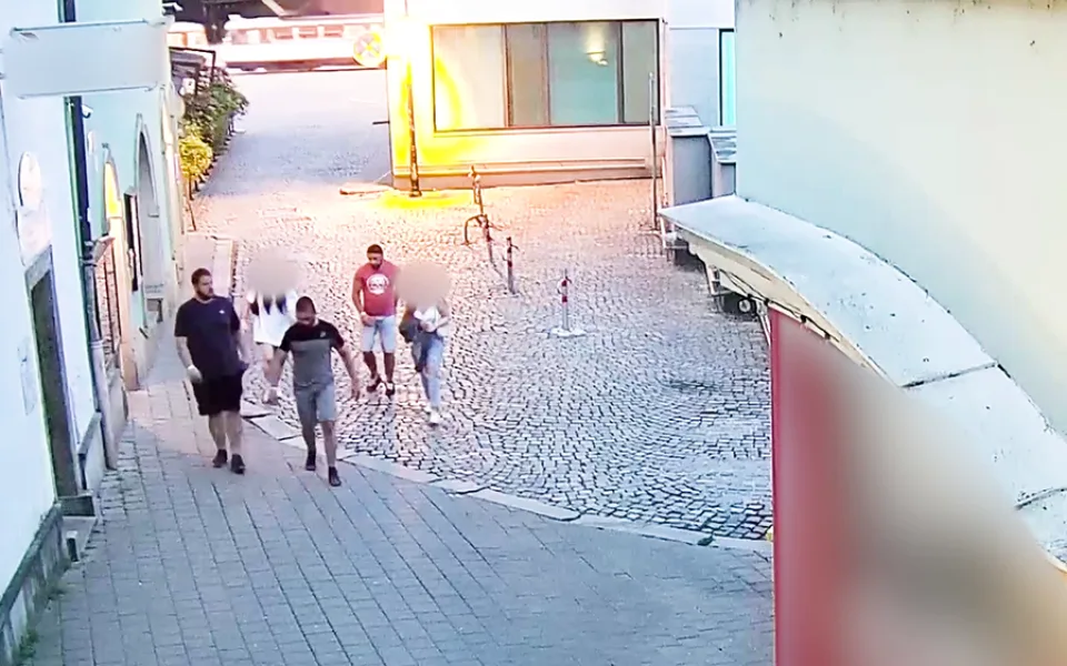 Policie vyšetřuje násilí v centru Olomouce. Hledá tři muže z videozáznamu