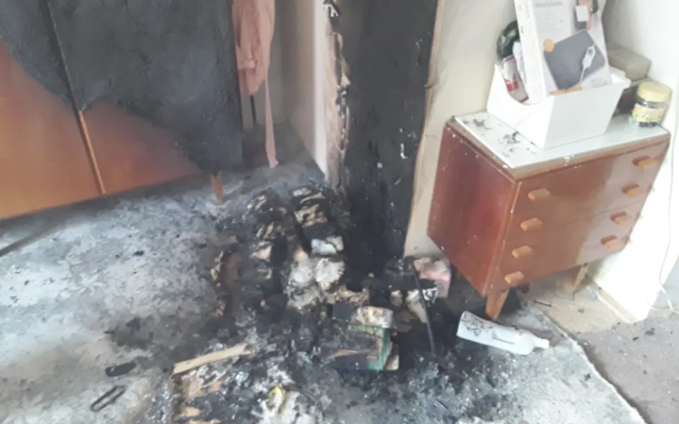Při požáru bytu v Šumperku se jedna osoba nadýchala kouře a popálila se. Hořela šatní skříň