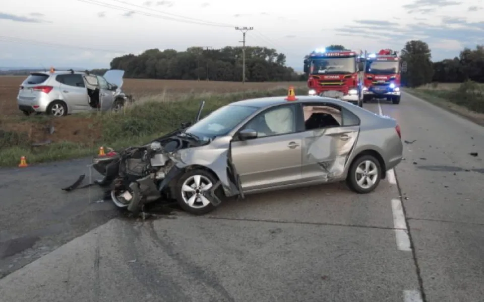 Osmasedmdesátiletý řidič nedal u Mostkovic přednost. Tři lidé skončili v nemocnici, škoda je 350 tisíc