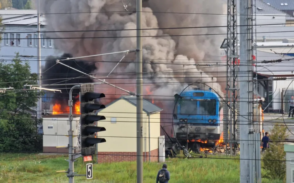 VIDEO: Na železničním přejezdu v Olomouci se srazil kamion s osobním vlakem. Na místě hořelo