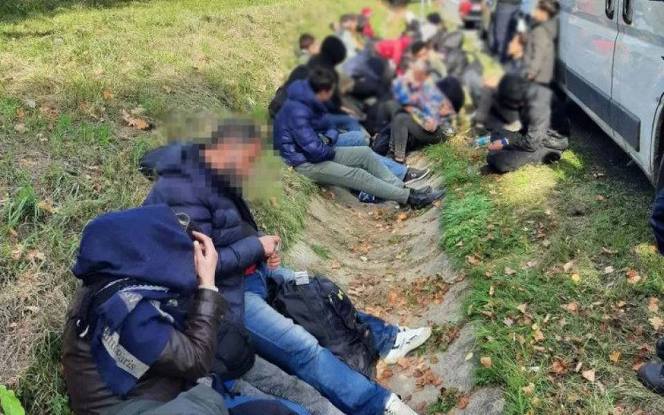 U D35 v Mohelnici stála podezřelá dodávka, uvnitř se tísnilo 41 migrantů ze Sýrie