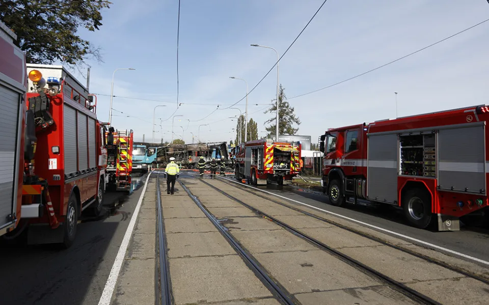 Nehoda na přejezdu v Olomouci se bude odklízet do noci. Poškozená může být i tramvajová trať