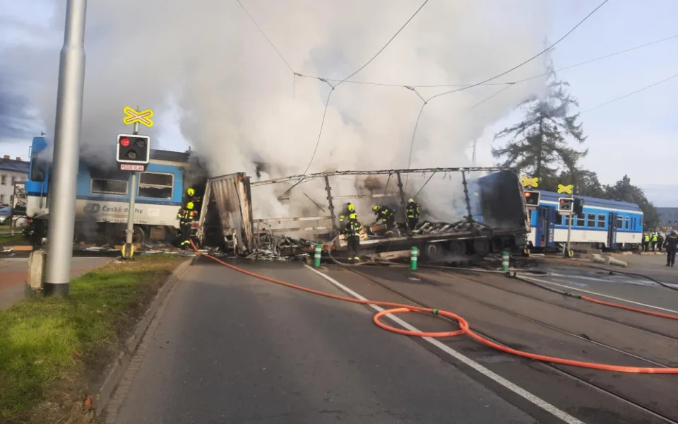 Škoda po srážce kamionu s vlakem v Olomouci je 36 milionů. Tramvaje a vlaky zatím nejezdí, řidič je zadržený