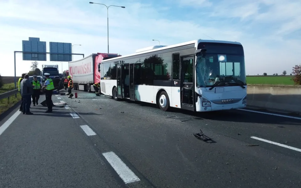 Dálnice z Prostějova na Olomouc je uzavřená kvůli havárii čtyř vozidel. Policie dopravu odklání