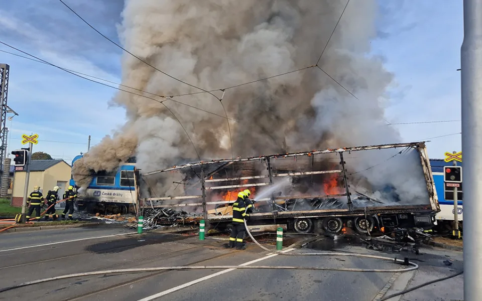 Nehoda kamionu a osobního vlaku na přejezdu v Divišově ulici v Olomouci