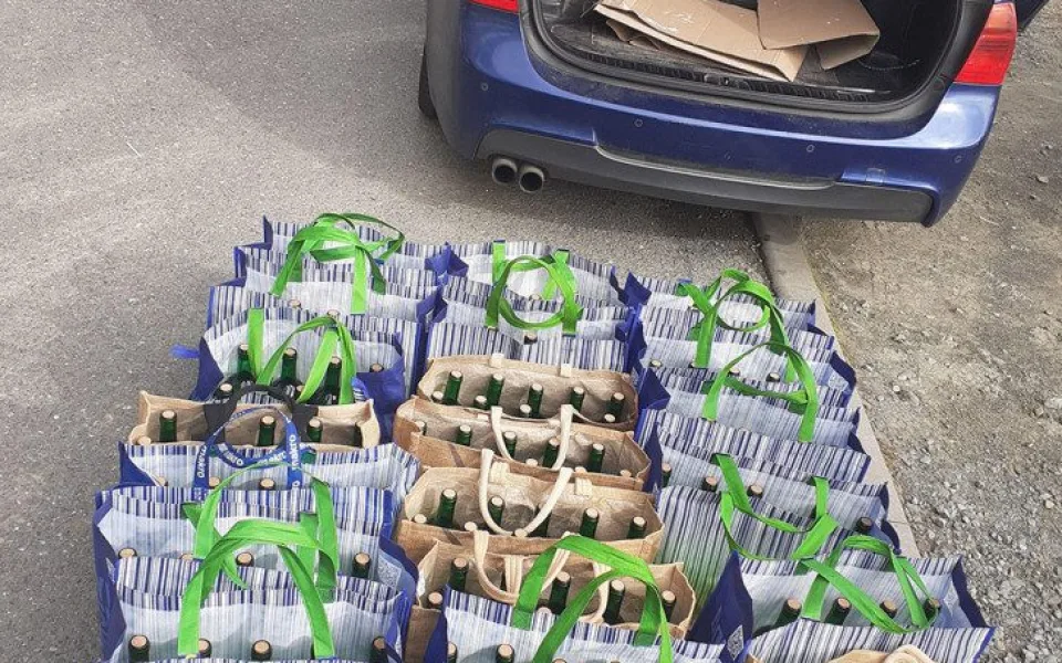 Přetížené BMW zaujalo v Olomouci celníky. Muž vezl 230 litrů nelegálního alkoholu