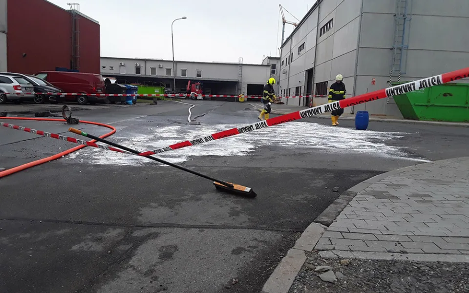 V Olomouci vyteklo 150 litrů koncentrované kyseliny do kanalizace, hasiči zasahují i u nedaleké řeky