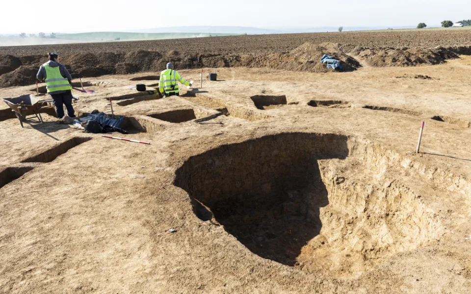 Archeologové zkoumají oblast určenou pro stavbu dálnice u Olomouce, odkryli pravěké i keltské hroby