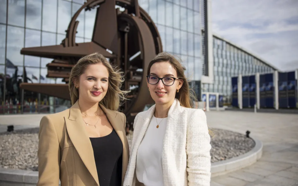 Veronika Bartáková (vlevo) a Lenka Vybíralová pracují v centrále NATO v Bruselu. Autor: Milan Jaroš